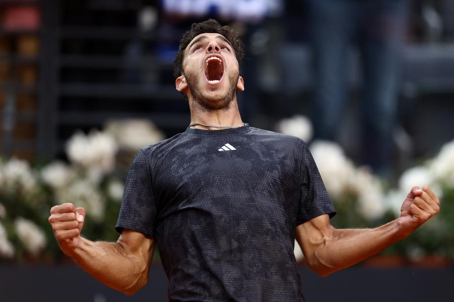 Federico Cerundolo după victoria în fața lui Jannik Sinner la Roma anul trecut FOTO Guliver/GettyImages Francisco Cerundolo, principalul favorit al Țiriac Open: „Circuitul masculin e pe mâini bune. Jannik Sinner va deveni numărul unu”