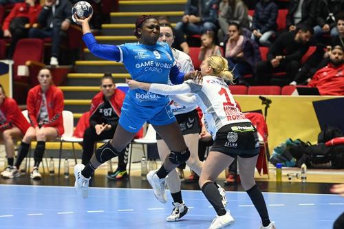 Grace Zaadi în acțiune în partida cu Gloria Bistrița Foto: sportpictures