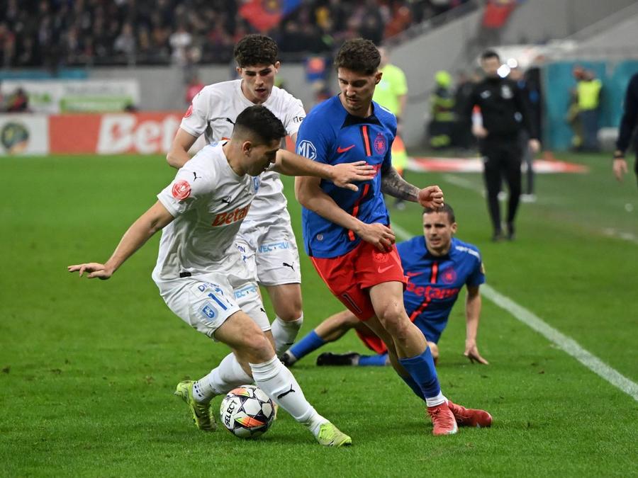David Miculescu și Carlos Mora, în duelul de duminică de la Craiova, Universitatea - FCSB 0-0 / Foto: Imago Mihai Rotaru a dezvăluit momentul de declin al Universității Craiova: „Acolo s-a rupt”