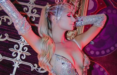 Paris Hilton va concerta în luna iunie pe stadionul „Ion Oblemenco” din Craiova! La ce festival va participa și cât costă biletele