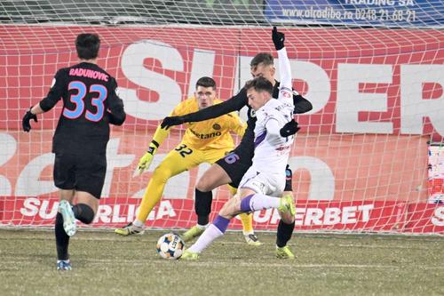 Claudiu Micovschi (centru) nu va mai juca în acest sezon pentru FC Argeș // FOTO: Imago Images