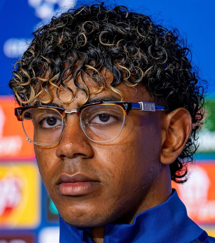 Ochelarii purtați de Lamine Yamal la acțiunile Barcelonei din ultimele zile Un detaliu a devenit viral online: cât costă ochelarii cu care Lamine Yamal s-a afișat în Champions League