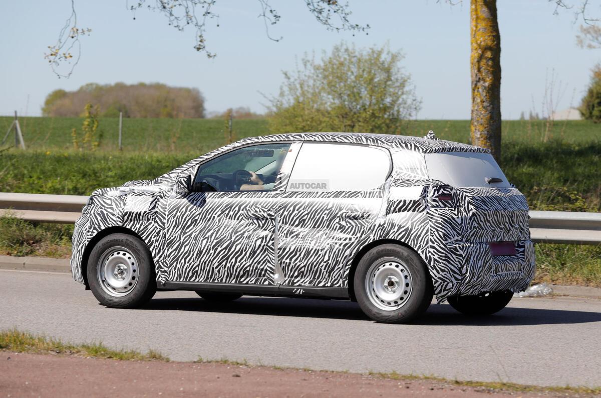 Noul model Dacia a fost surprins pe stradă! Imagini-spion cu mașina care urmează să fie lansată