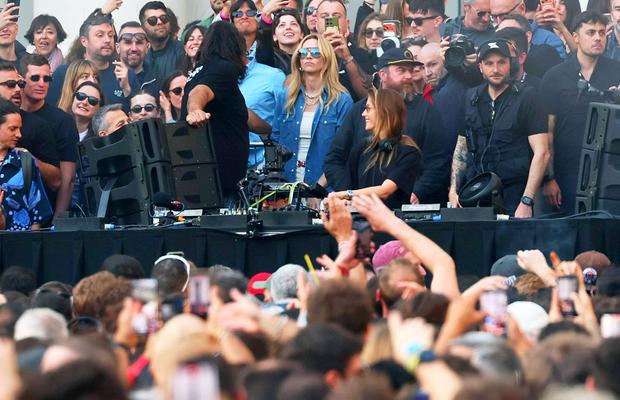 Cine o provoacă pe Giorgia Meloni? O fostă aruncătoare de ciocan de la Jocurile Olimpice, care dă super-petreceri rave
