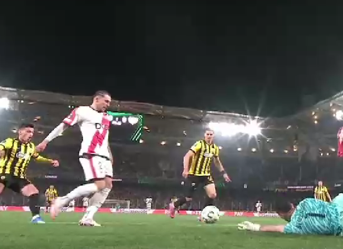Andrei Rațiu, ocazie monumentală în AEK Atena - Rayo Vallecano