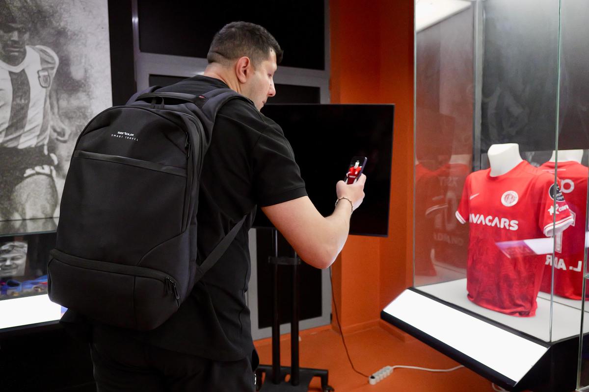 Zi specială la Muzeul Fotbalului: acces gratuit la colecția lui Mircea Lucescu » Au venit primii jucători de la FCSB
