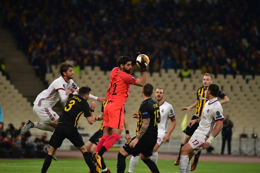 Giannis Anestis a făcut minuni într-un spectaculos Milan - AEK Atena din 2017. Foto: imago Giannis Anestis, portarul-revelație din Superligă: „România e a doua mea țară!” + Verdict despre Răzvan Lucescu