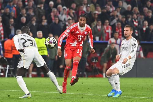 Michael Olise înscrie pentru 4-3, dintre Mendy și Mastantuono / Foto: Imago