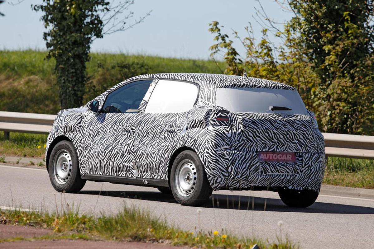 Noul model Dacia a fost surprins pe stradă! Imagini-spion cu mașina care urmează să fie lansată