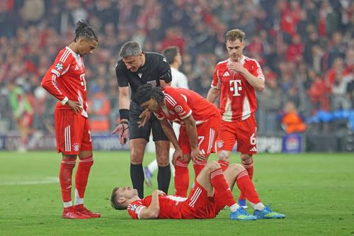 Josip Stanisic, la pământ, acuză faultul lui Antonio Rudiger trecut cu vederea de arbitrul Slavko Vincic / Foto: Imago