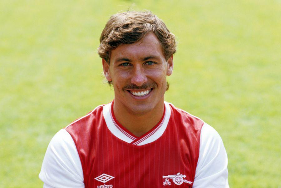 Kenny Sansom în perioada petrecută la Arsenal Un mare fotbalist englez în stare gravă, la spital. Grav traumatism cranian, după o bătaie provocată de alcool