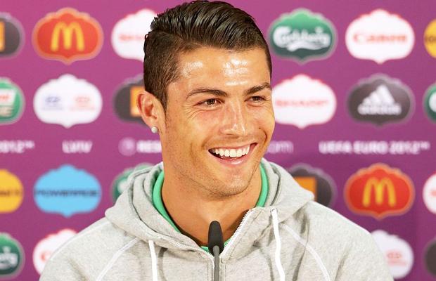Cristiano Ronaldo, ironizat după poză postată cu pătrățelele la vedere: „E photoshopată! Parcă are sutien”