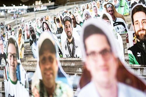 Fani „de carton” vor susține Borussia Monchengladbach la meciurile pe teren propriu din Bundesliga