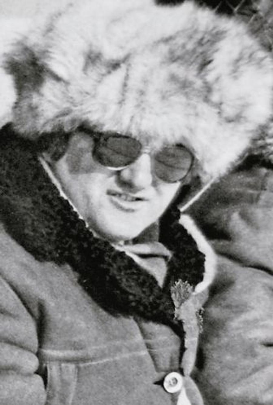 Fotografie de acum aproape 35 de ani cu Dumitru Dragomir, stând pe banca lui FC Brașov, unde era președinte, într-o ținută de invidiat pentru acele vremuri EXCLUSIV „«Ce p...a mă-sii, tu eşti miliţian, ce să ne facă ăştia?»” » Dumitru Dragomir, interviu fabulos: ce banc i-a spus dictatorului Ceaușescu și cum s-a ridicat din sărăcia cruntă în care a crescut