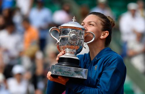 Simona Halep sărutând primul trofeu de Mare Șlem al carierei FOTO Raed Krishan