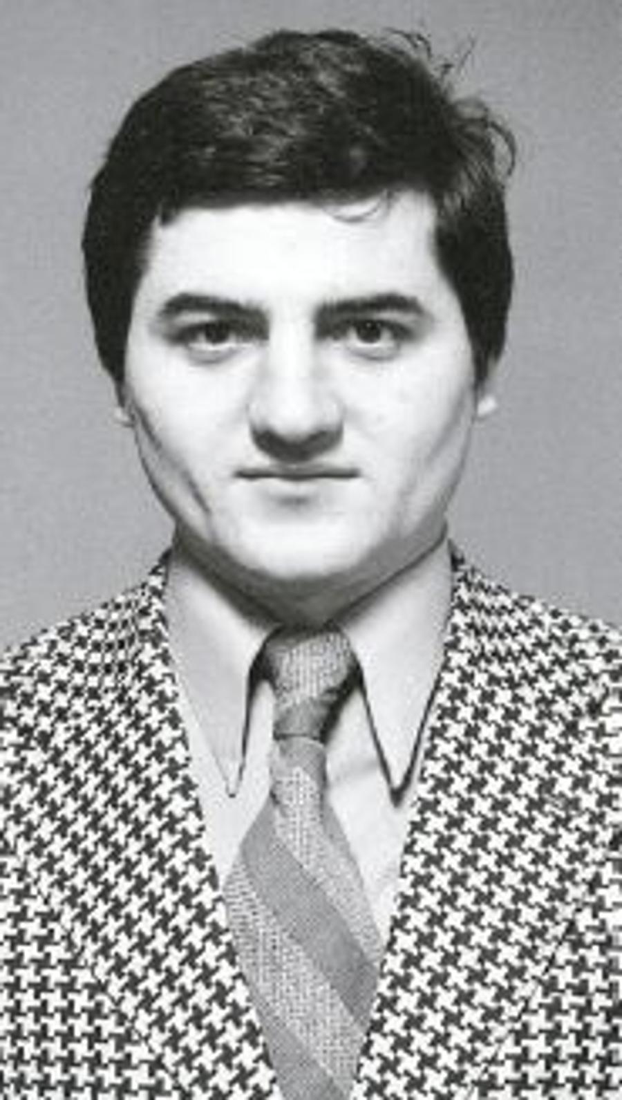 Dumitru Dragomir în 1975, când avea numai 29 de ani EXCLUSIV „«Ce p...a mă-sii, tu eşti miliţian, ce să ne facă ăştia?»” » Dumitru Dragomir, interviu fabulos: ce banc i-a spus dictatorului Ceaușescu și cum s-a ridicat din sărăcia cruntă în care a crescut