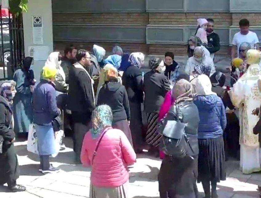 ÎPS Teodosie a împărtășit mai multe persoane, inclusiv copii, cu aceeași linguriță
