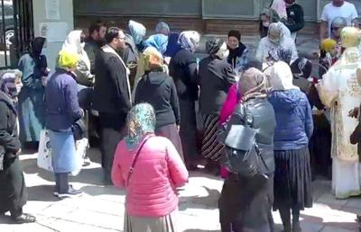 VIDEO ÎPS Teodosie a împărtășit mai multe persoane cu aceeași linguriță, inclusiv copii