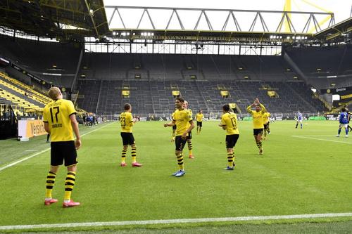 Fotbaliștii din Bundesliga nu mai au voie să se îmbrățișeze după gol // Sursă foto: Getty