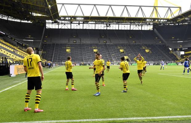 BUNDESLIGA. Cum s-au bucurat jucătorii celor de la Borussia Dortmund după goluri » Radamel Falcao este contrariat: „Există vreun motiv pentru asta?”