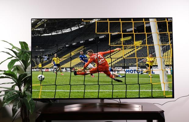 DORTMUND - SCHALKE 4-0 // VIDEO „Am rezolvat problema stadioanelor goale!” » Ingenioasa soluție a unui fan de a urmări meciul