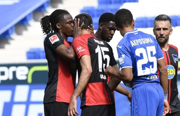 N-au rezistat! Fotbaliștii din Bundesliga au încălcat protocolul sanitar împotriva COVID-19 cu săruturi pe gazon