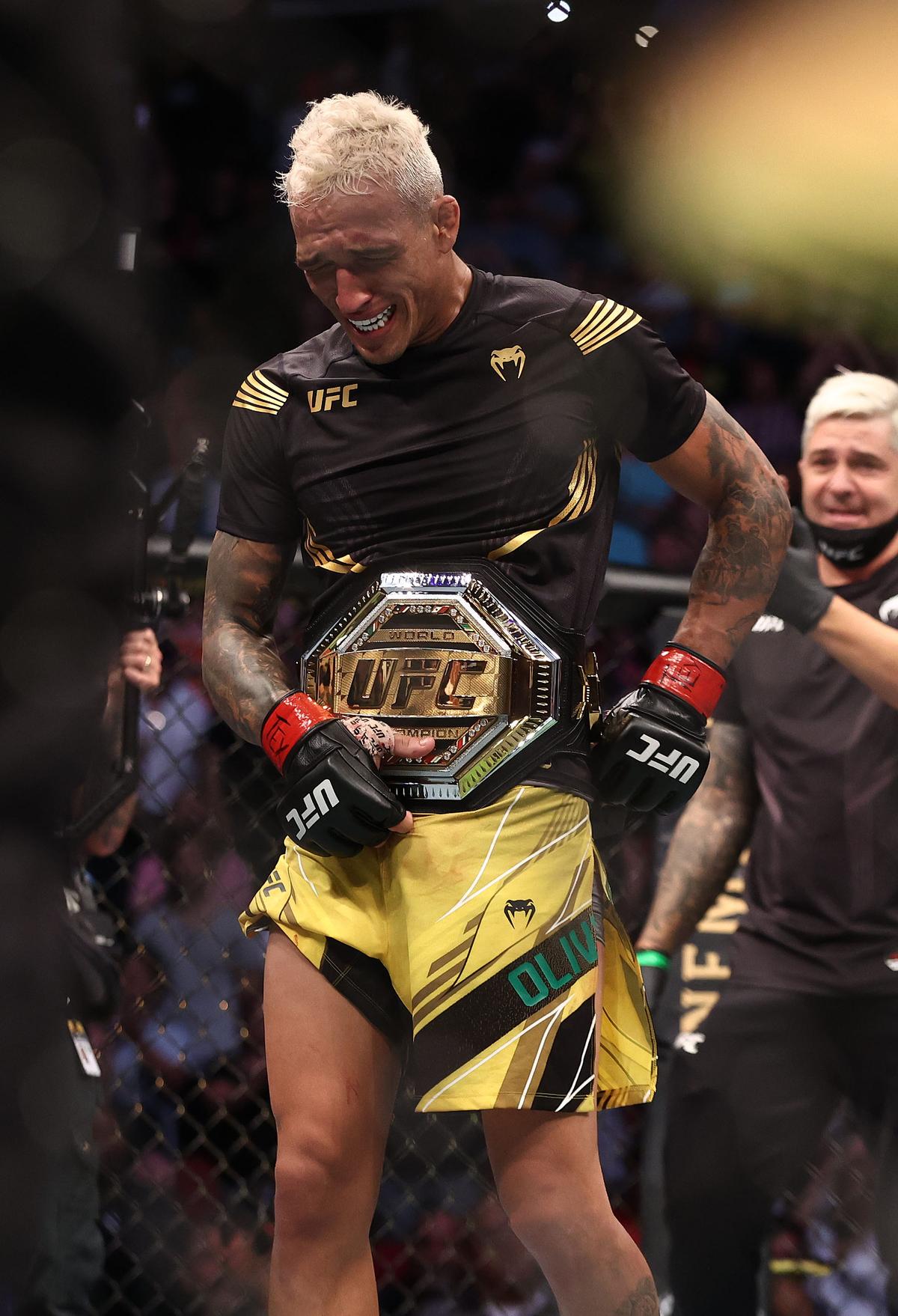 Povestea lui Charles Oliveira, noul campion al diviziei ușoare din UFC » Internat 2 ani + 7 ani de infiltrații: „Medicii i-au spus mamei că nu voi mai putea merge niciodată”