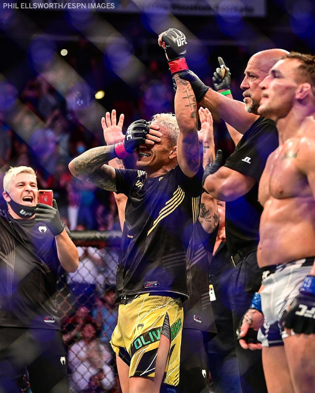 Povestea lui Charles Oliveira, noul campion al diviziei ușoare din UFC » Internat 2 ani + 7 ani de infiltrații: „Medicii i-au spus mamei că nu voi mai putea merge niciodată”
