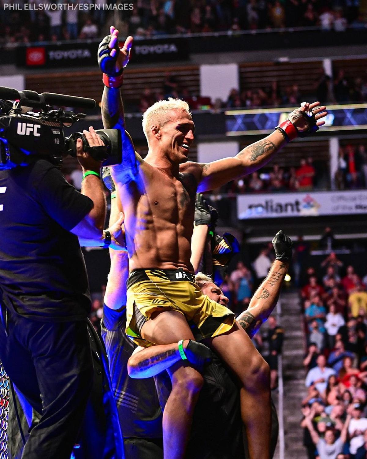 Charles Oliveira, noul campion din UFC! KO violent în meciul cu Chandler pentru centura eliberată de Nurmagomedov