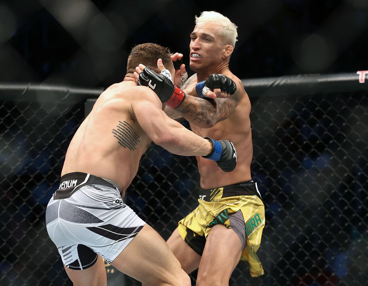 Charles Oliveira, noul campion din UFC! KO violent în meciul cu Chandler pentru centura eliberată de Nurmagomedov