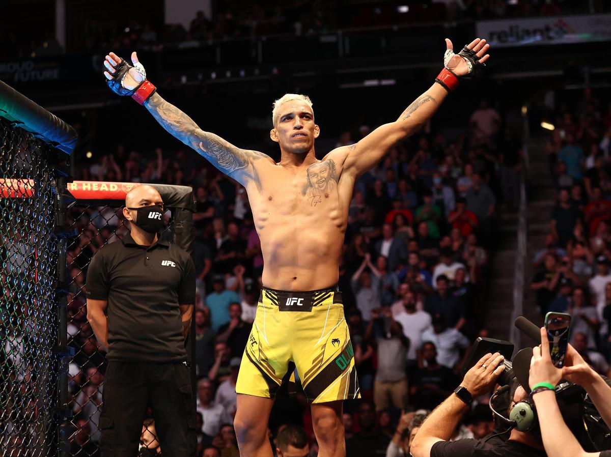 Charles Oliveira, noul campion din UFC! KO violent în meciul cu Chandler pentru centura eliberată de Nurmagomedov