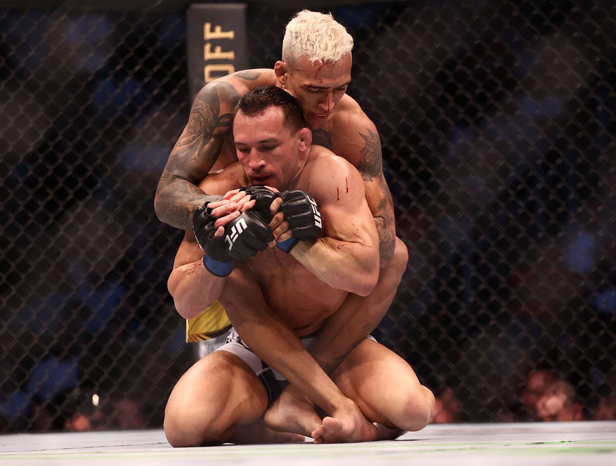 Charles Oliveira, noul campion din UFC! KO violent în meciul cu Chandler pentru centura eliberată de Nurmagomedov