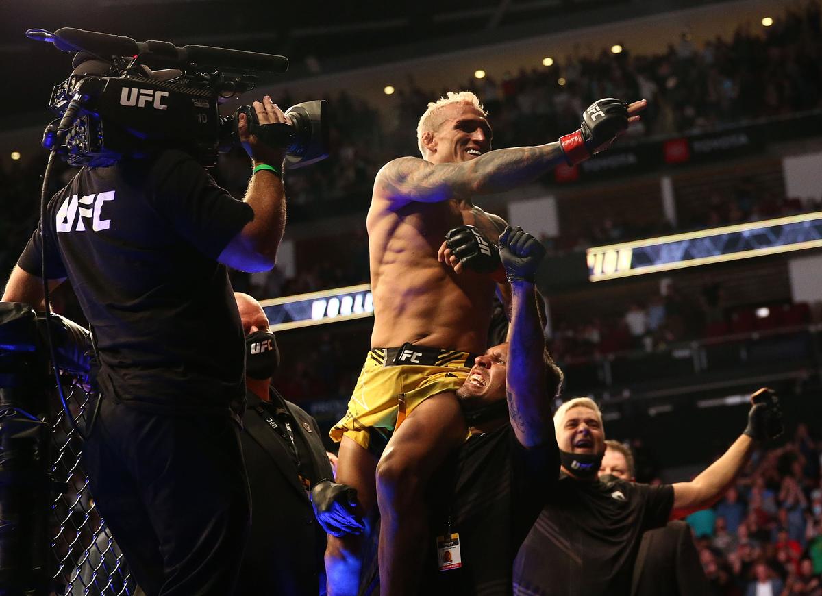 Povestea lui Charles Oliveira, noul campion al diviziei ușoare din UFC » Internat 2 ani + 7 ani de infiltrații: „Medicii i-au spus mamei că nu voi mai putea merge niciodată”