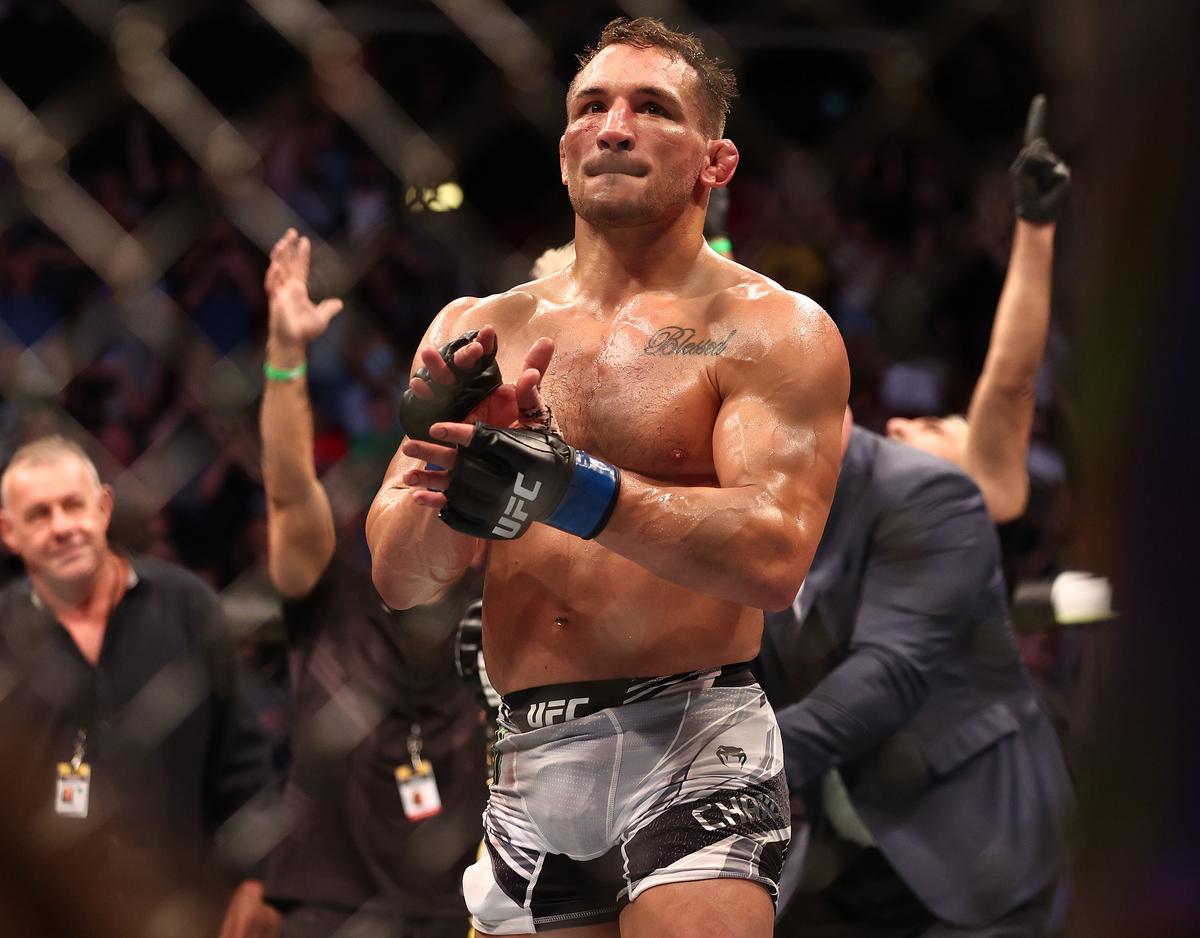 Charles Oliveira, noul campion din UFC! KO violent în meciul cu Chandler pentru centura eliberată de Nurmagomedov