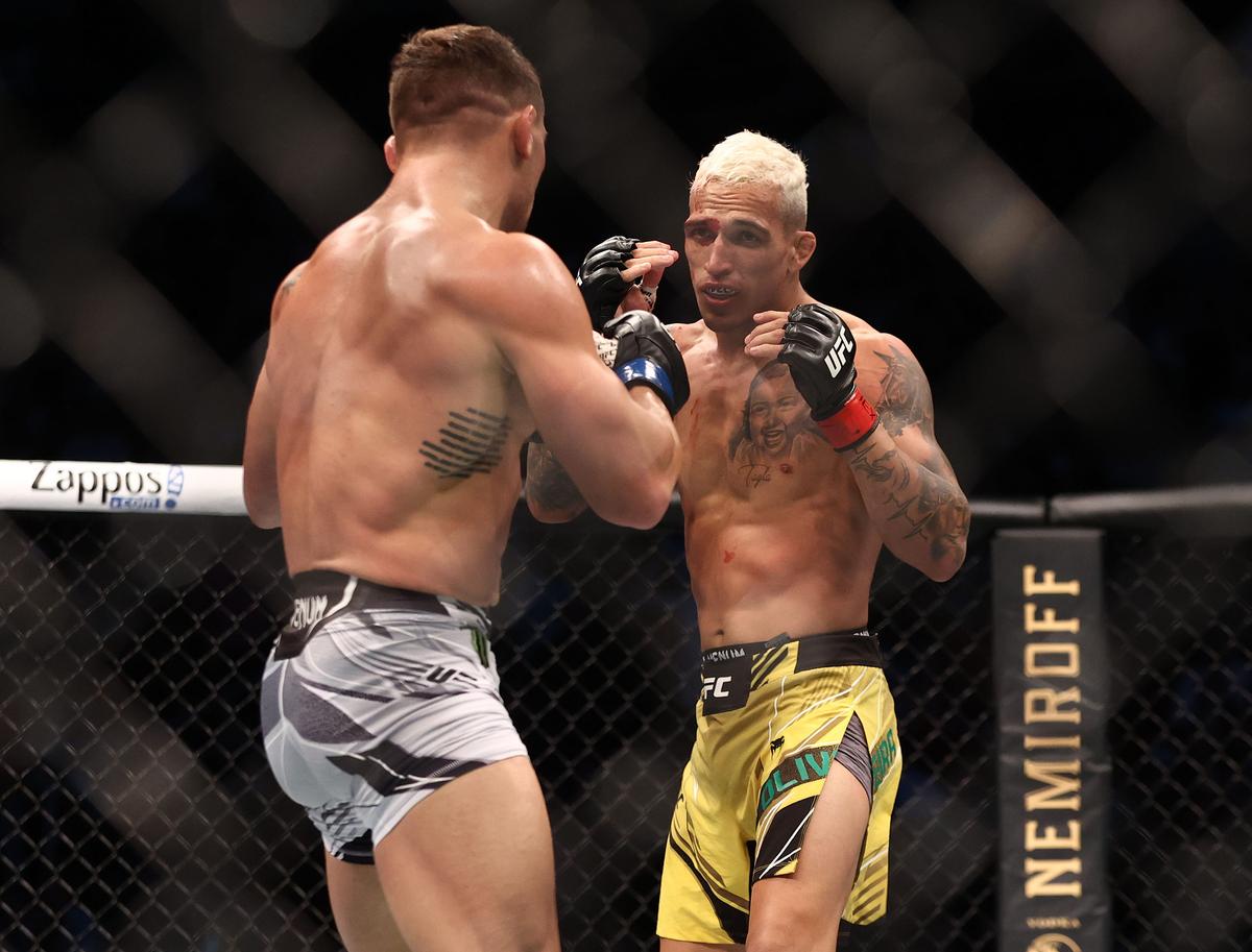 Charles Oliveira, noul campion din UFC! KO violent în meciul cu Chandler pentru centura eliberată de Nurmagomedov