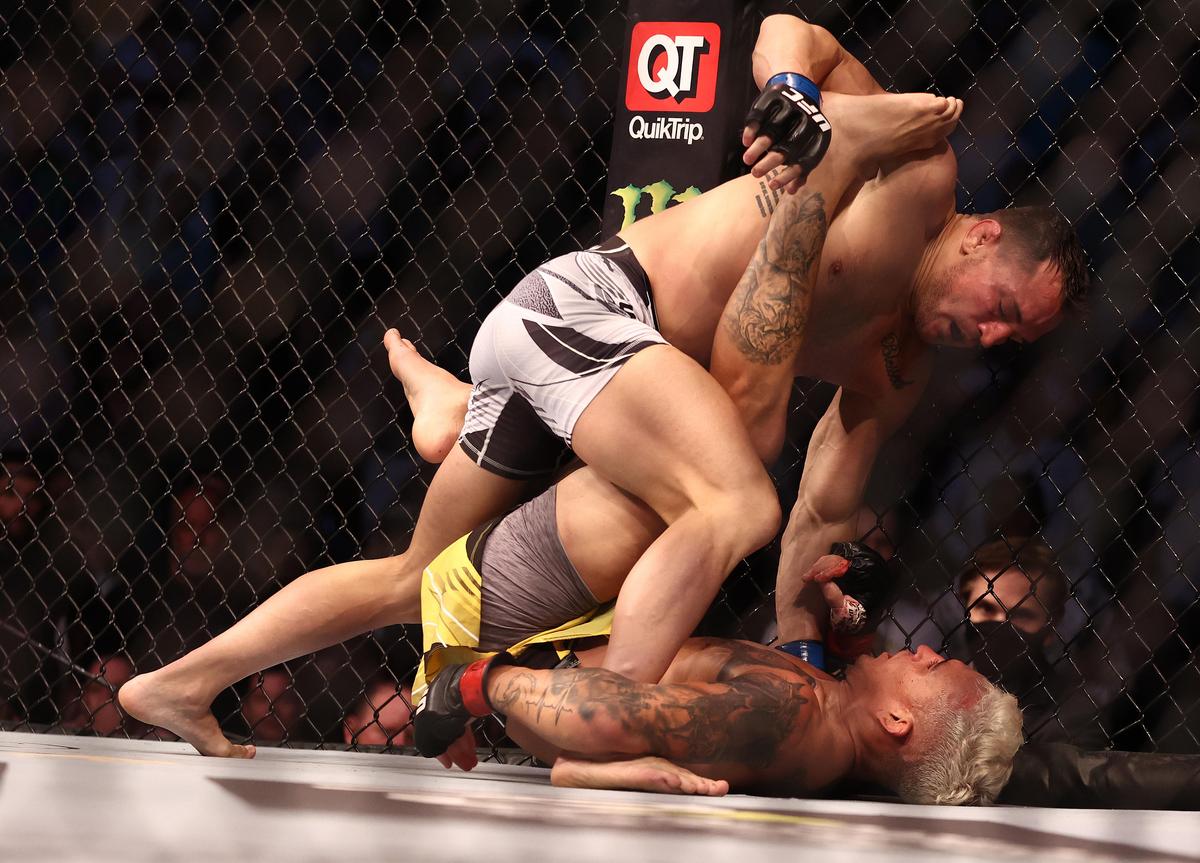 Charles Oliveira, noul campion din UFC! KO violent în meciul cu Chandler pentru centura eliberată de Nurmagomedov