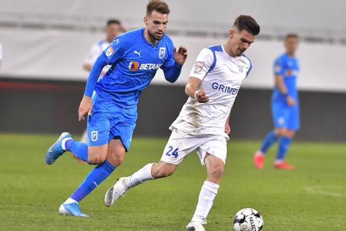 Marius Cioiu (în alb) vs. Universitatea Craiova, în Cupa României // foto: Imago