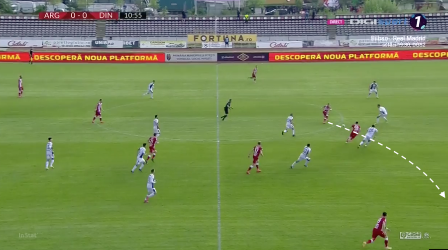 Gol joacă din prima în dreapta, unde apare Sorescu, liber 13 secunde, 6 pase, o fază-simbol pentru Dinamo