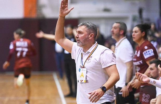 Carlos Viver, antrenorul echipei de handbal feminin a Rapidului, se destăinuie: „Capul, inima îmi cereau să antrenez în fiecare zi”
