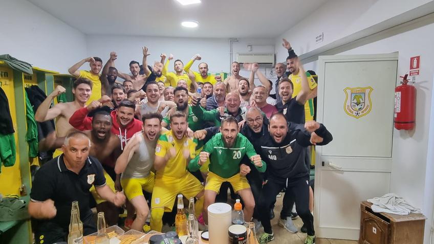 CS Mioveni a învins-o pe Rapid, scor 3-2, în ultima rundă a play-out-ului Ligii 1. Alexandru Pelici (48 de ani), antrenorul argeșenilor, și-a felicit elevii pentru o clasare nesperată și e dornic să semneze prelungirea înțelegerii.