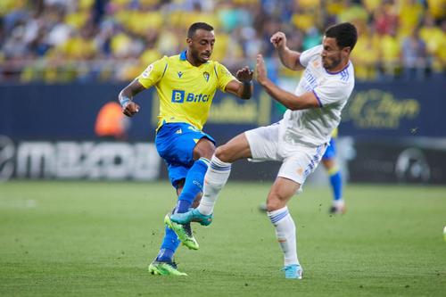 Eden Hazard, faultându-l pe jucătorul celor de la Cadiz, Carlos Akampo
Foto: Imago