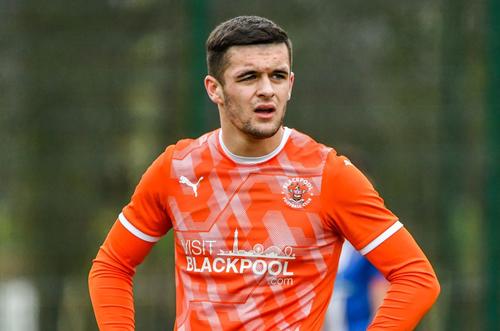 Jake Daniels (17 ani), atacantul lui Blackpool, a devenit primul fotbalist britanic în activitate care spune că este gay. Cluburile din Premier League au transmis mesaje de susținere.