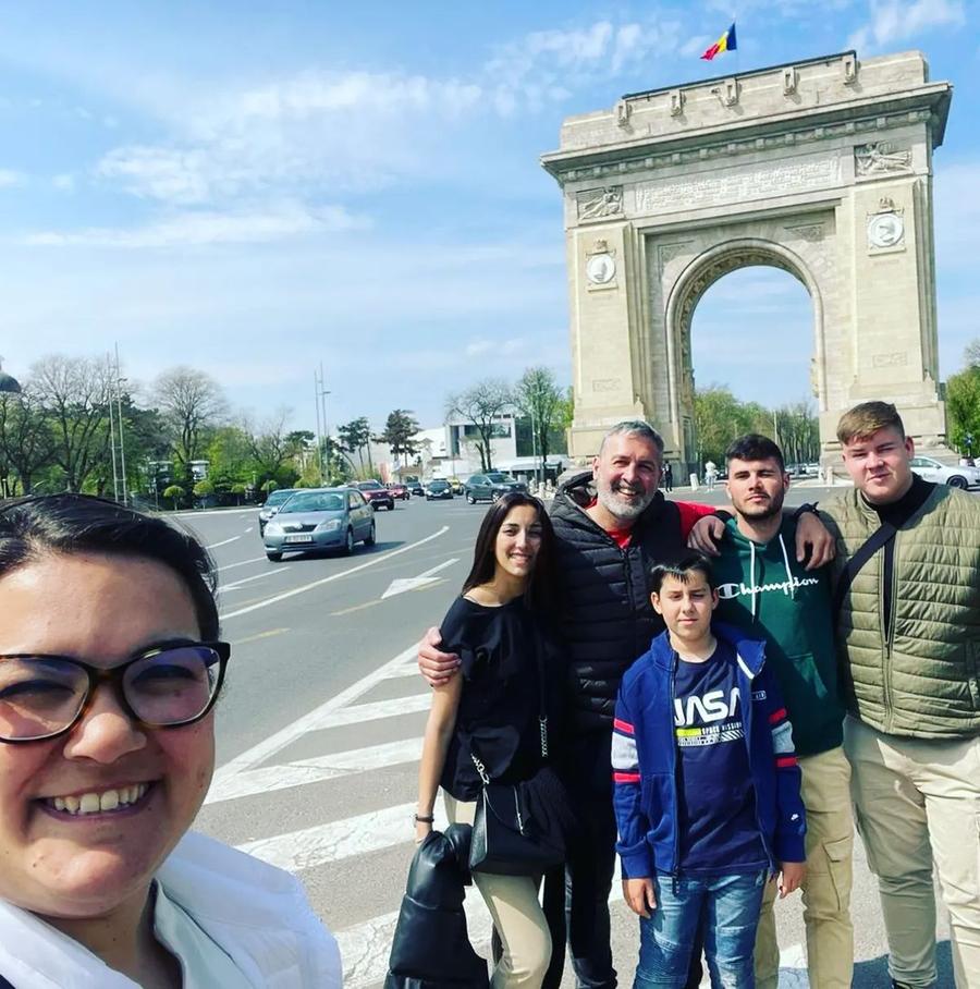 Cu familia și Arcul de Triumf pe fundal Carlos Viver, antrenorul echipei de handbal feminin a Rapidului, se destăinuie: „Capul, inima îmi cereau să antrenez în fiecare zi”