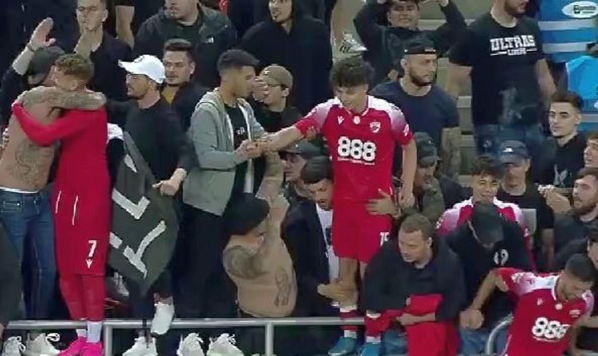 8 momente de după Dinamo - Steaua 3-0 » Poze de bucurie în fața galeriei steliste + „Haita salută armata” & „Bani și Ghezali sunt noii N&D” :D