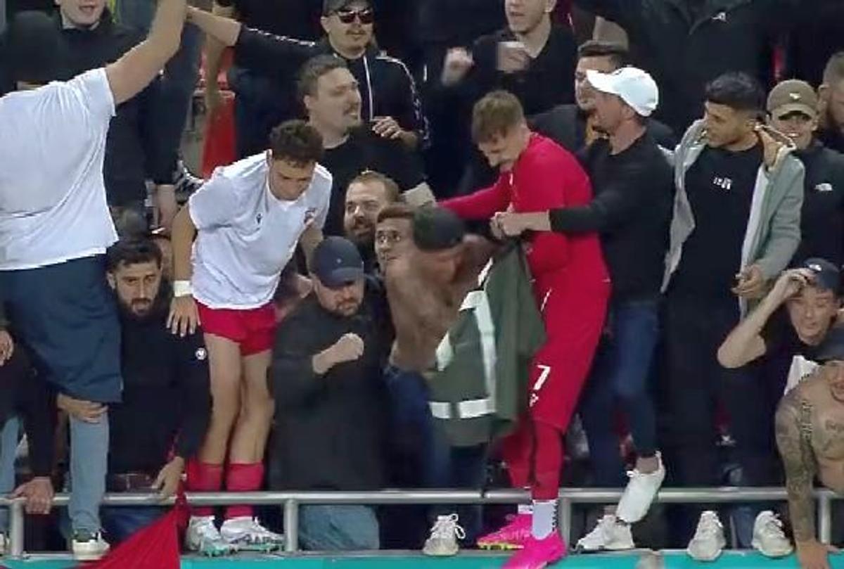 8 momente de după Dinamo - Steaua 3-0 » Poze de bucurie în fața galeriei steliste + „Haita salută armata” & „Bani și Ghezali sunt noii N&D” :D