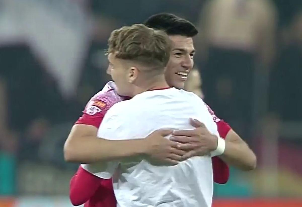 8 momente de după Dinamo - Steaua 3-0 » Poze de bucurie în fața galeriei steliste + „Haita salută armata” & „Bani și Ghezali sunt noii N&D” :D