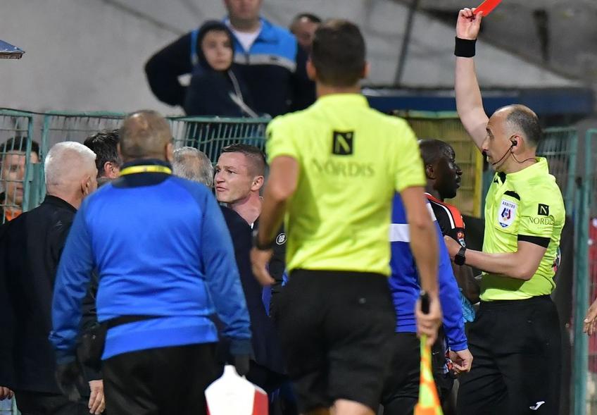 Dorinel Munteanu și Adrian Mihalcea au fost cu greu stăpâniți în timpul meciului Gloria Buzău - Oțelul Galați, scor 1-0, din penultima rundă a play-off-ului ligii secunde.
