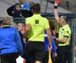 Dorinel Munteanu și Adrian Mihalcea au fost cu greu stăpâniți în timpul meciului Gloria Buzău - Oțelul Galați, scor 1-0, din penultima rundă a play-off-ului ligii secunde.