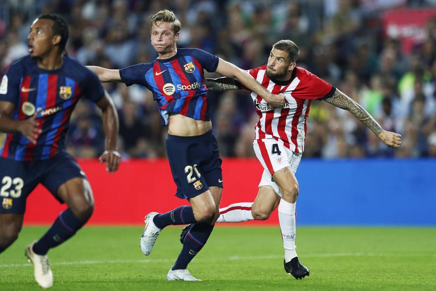 Inigo Martinez, în duel cu Frankie De Jong // FOTO: Imago Marca a alcătuit TOP 20 de jucători rămași liber de contract » De la David de Gea până la Sergio Ramos și Eden Hazard