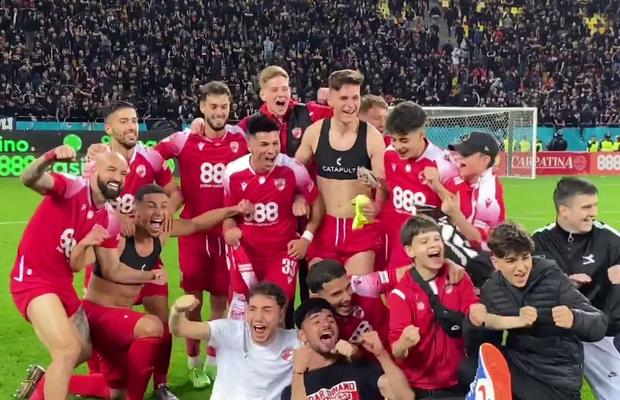 8 momente de după Dinamo - Steaua 3-0 » Poze de bucurie în fața galeriei steliste + „Haita salută armata” & „Bani și Ghezali sunt noii N&D” :D